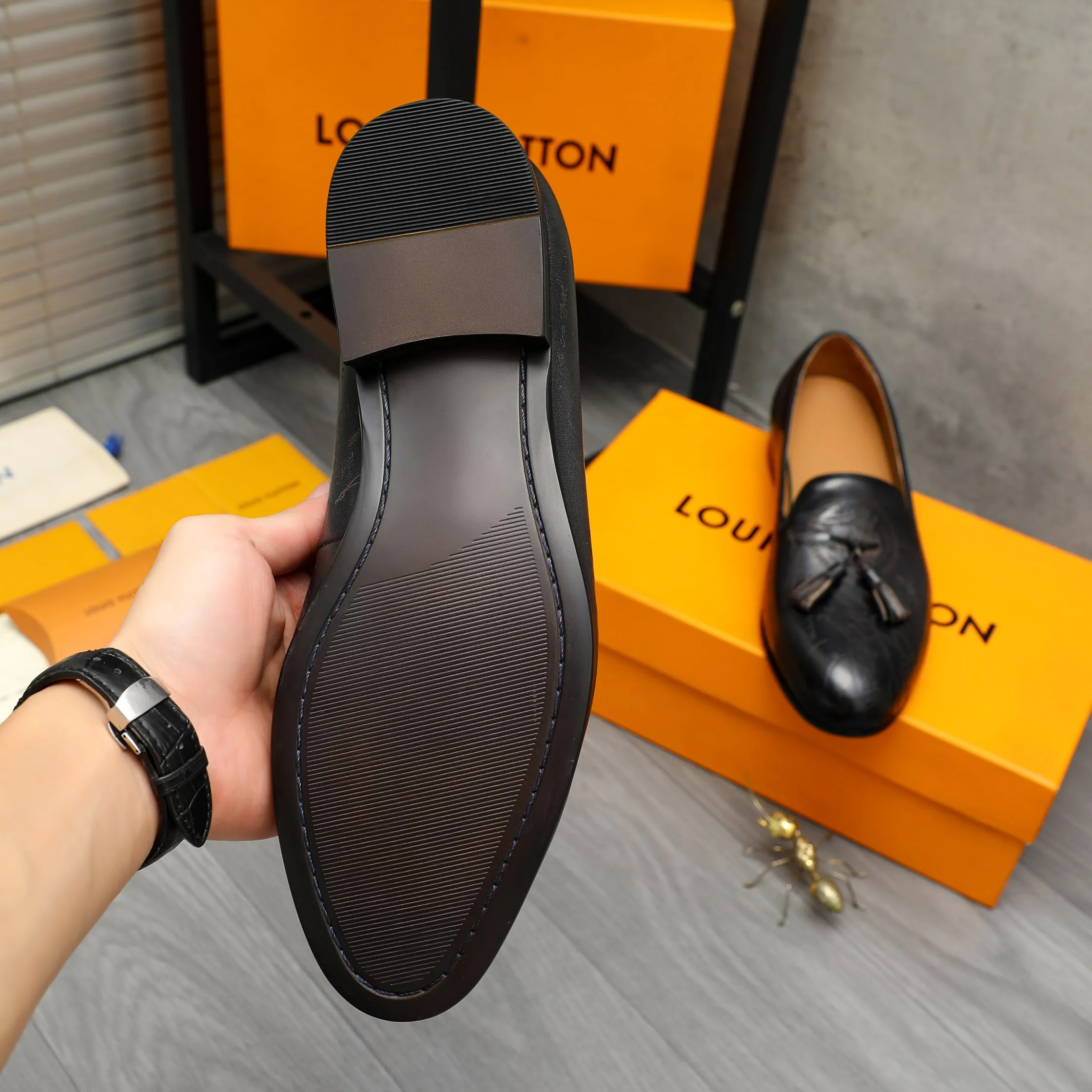 Men's shoes 💰520 Product trademark: LV "Louis Vuitton" business slip-on leather shoes Regular size: 37-46 Product materials: Selected carved cowhide upper, pigskin lining, rubber outsole